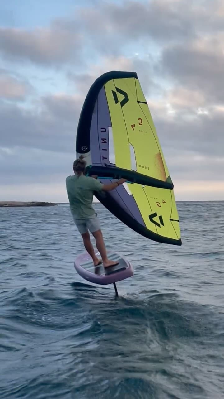 Cours de wing (wingfoil) dans l'anse des Laurons à Martigues, à 45 min d'Aix-en-Provence