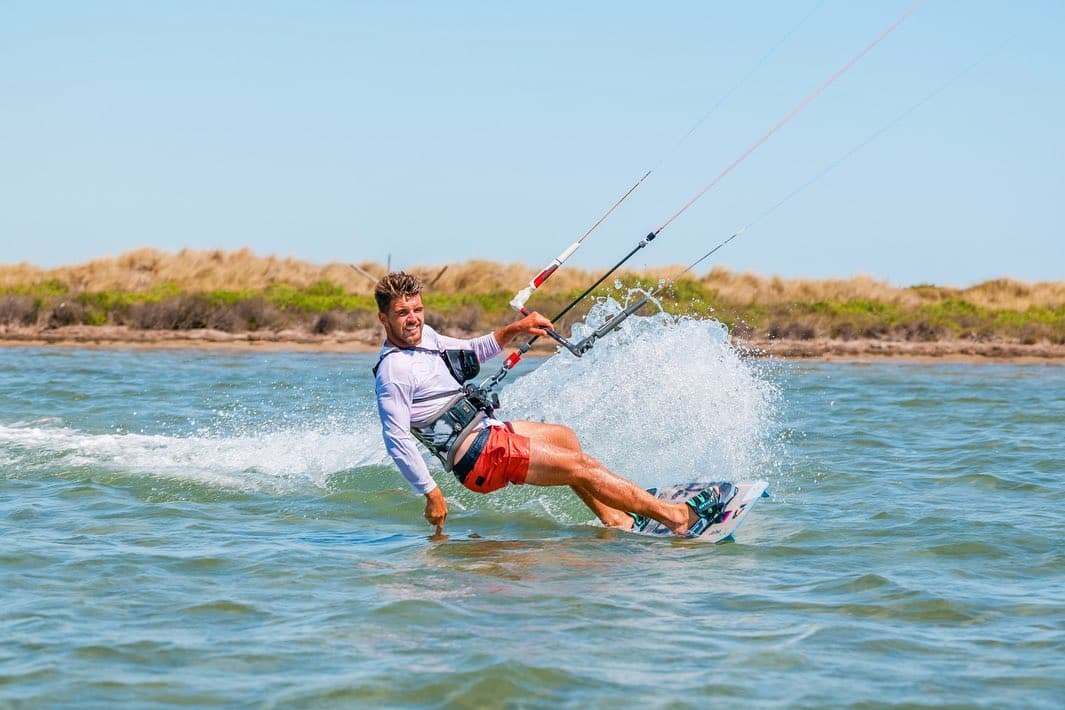 Moniteur BPJEPS lors d'un cours de kitesurf